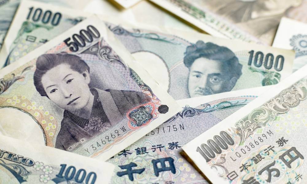 Dollar scales fresh two-decade peak to yen, BOJ targets yields